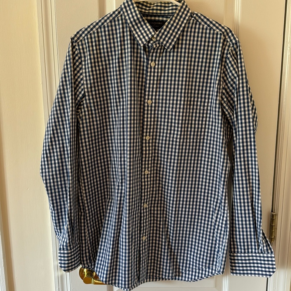 Selling fitted plaid BR shirt. M size Neck is 15-15.5. White and blue